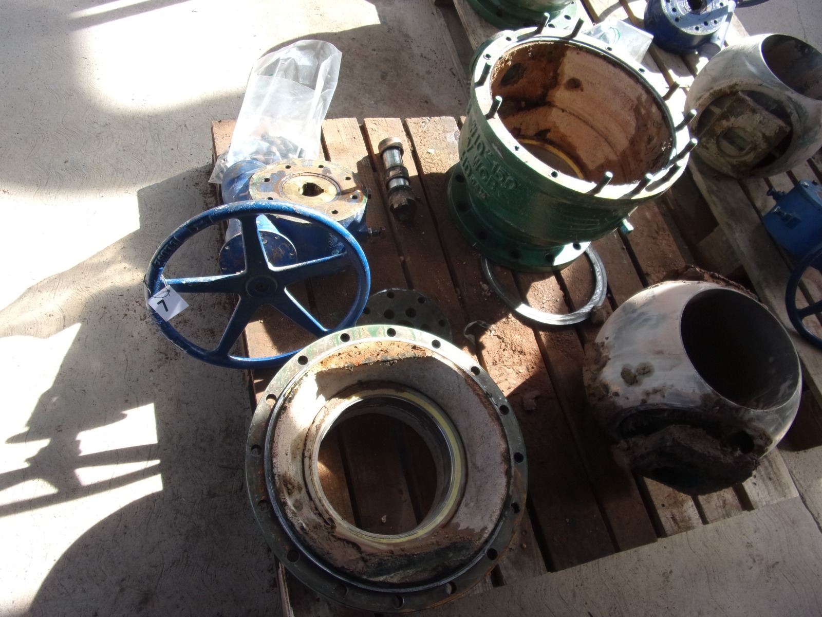 Componentes de una válvula desarmada para mantenimiento.