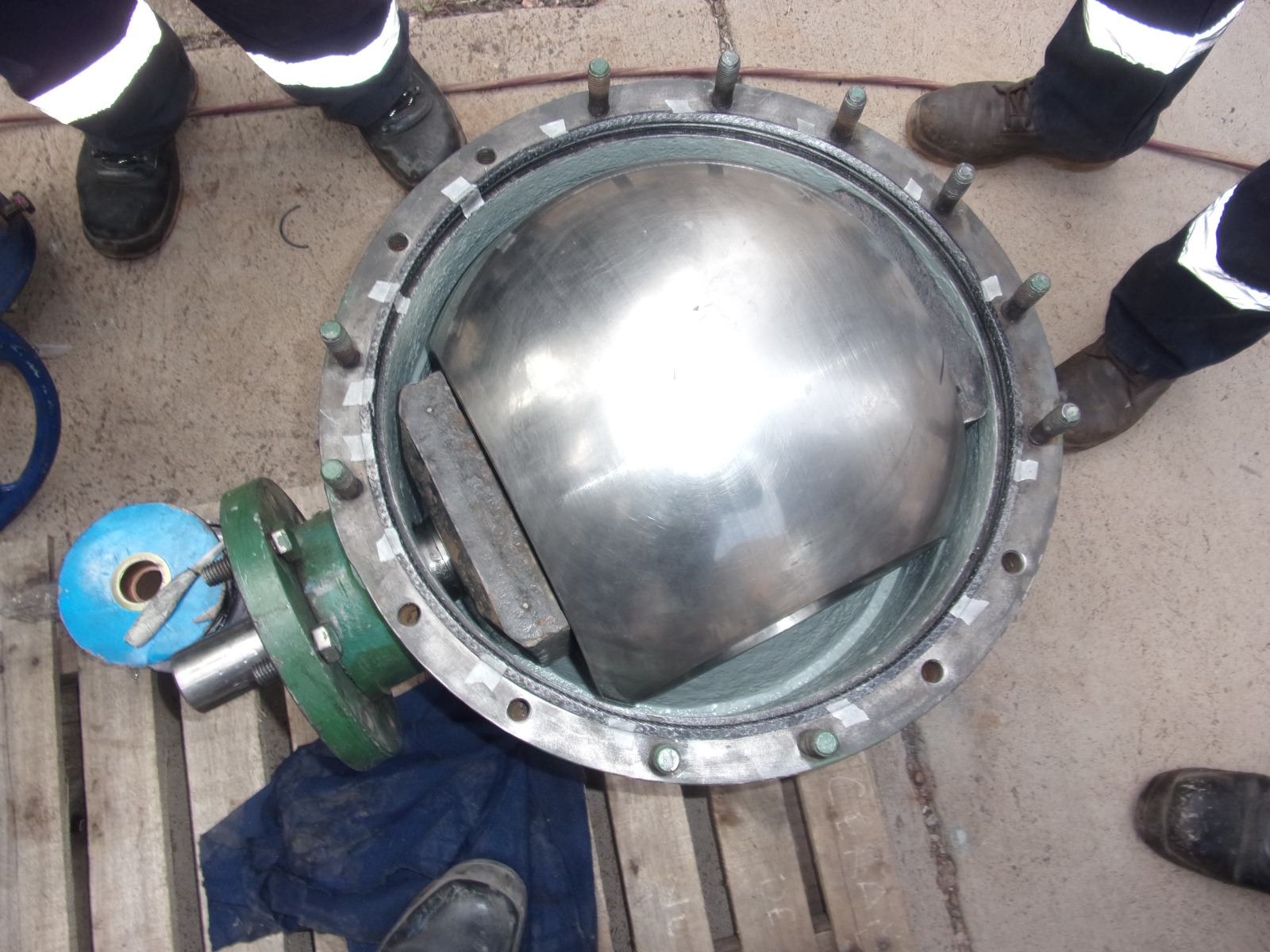 Inspección detallada de una válvula en el taller.